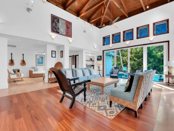 Luxury Coastal Retreat in Naples - Your Perfect Getaway